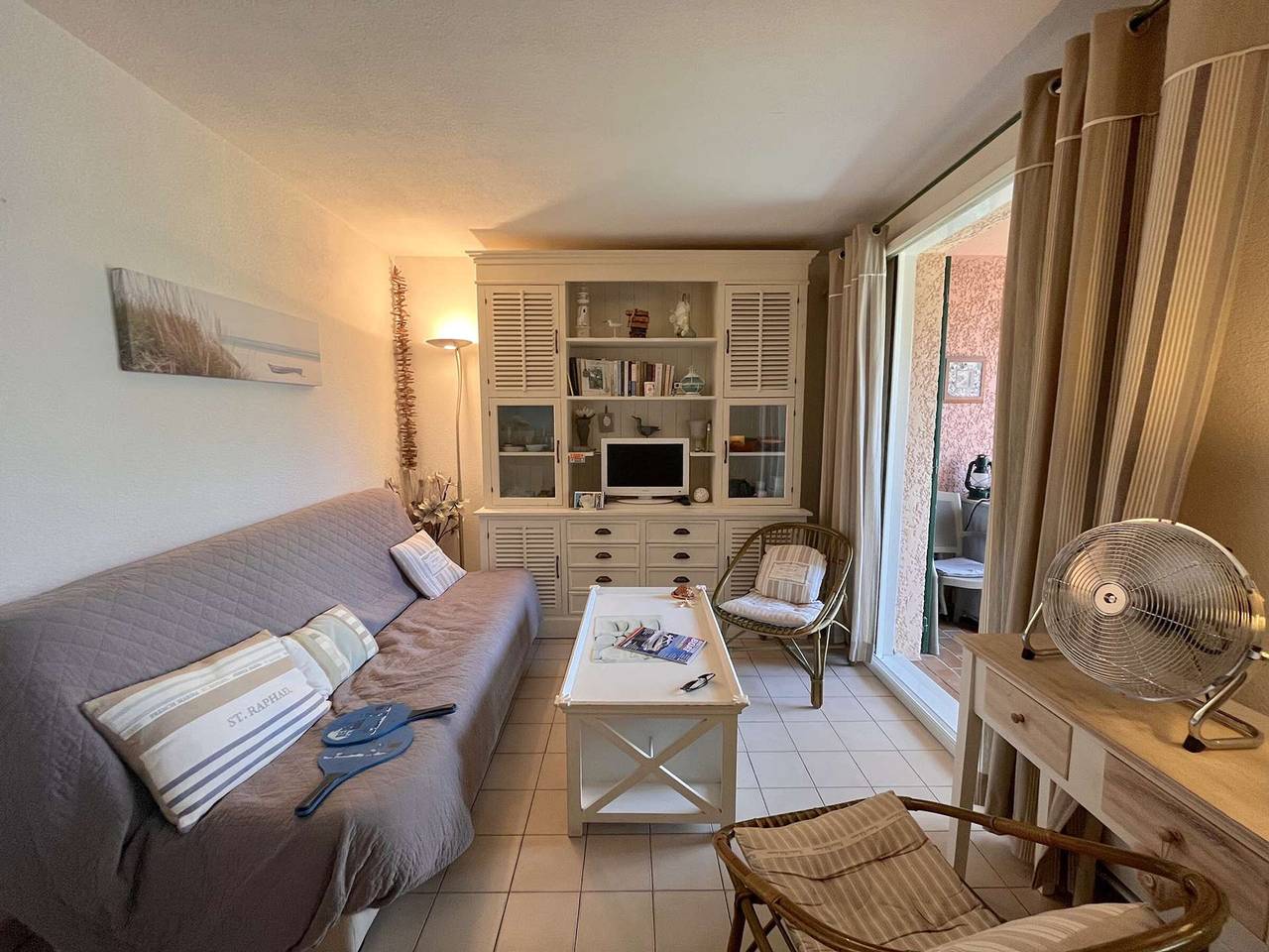 Entire apartment, Sea View Apartment with Pool, Tennis & Parking - Near Beach & Center in Saint-Aygulf, Frejus