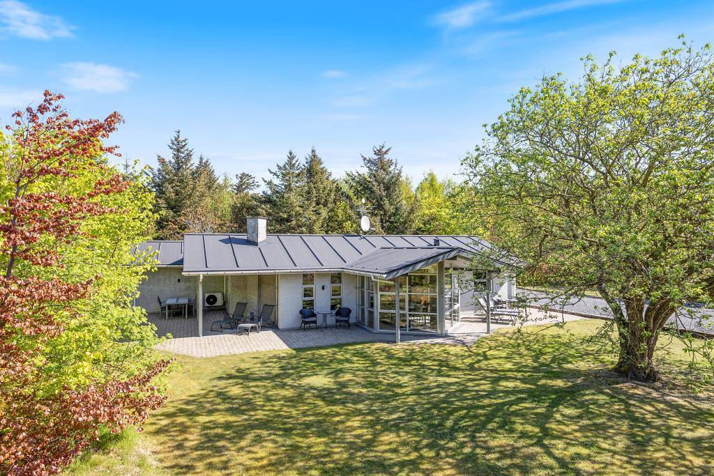 Well-maintained holiday home with hot tub and sauna - 1 dog welcome in Lodbjerg Hede, Ringkøbing