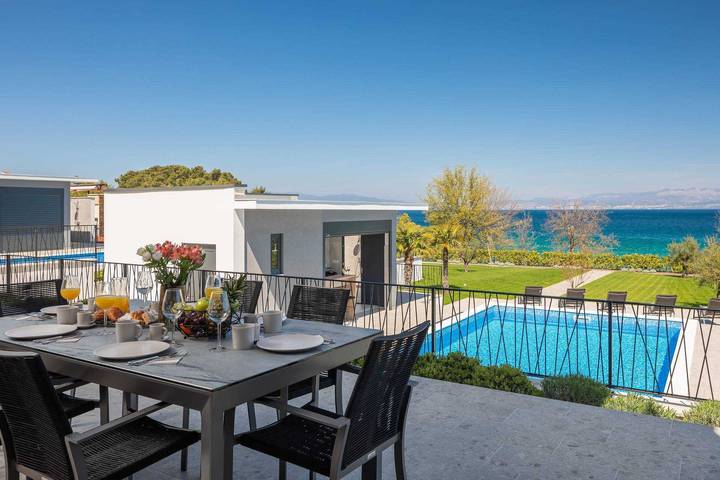 Villa C Malinska – Luxury paradise by the sea with a private pool in Malinska-Dubašnica, Krk (Croazia)