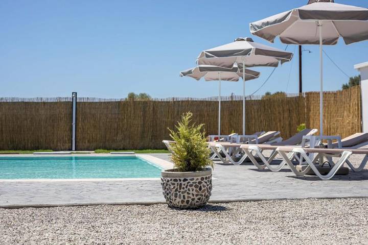 Ferienhaus für 7 Personen, mit Balkon und Terrasse sowie Garten und Pool in Afantou