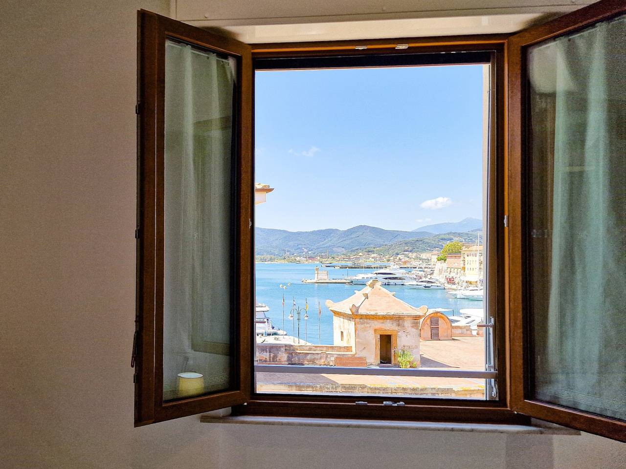 Entire apartment, Porta A Mare Home Apartment with Air Conditioning in Portoferraio, Elba