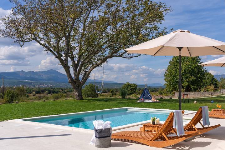 Villa pour 6 personnes, avec jardin et piscine à Sinj