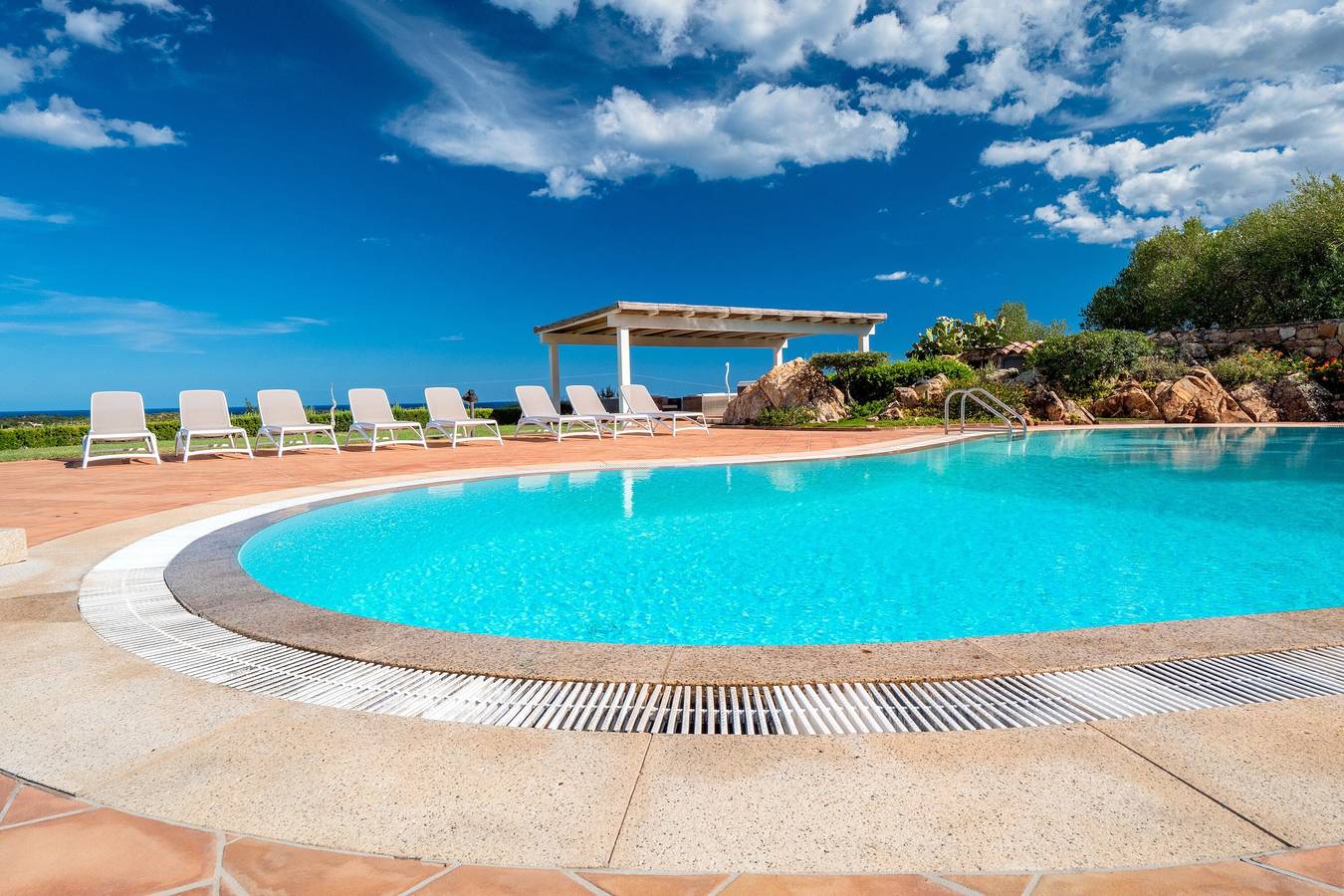 Ganze Wohnung, Ferienwohnung "Tavolara" mit Meerblick, privater Terrasse, Gemeinschaftspool und Klimaanlage in Lu Fraili di Sopra, San Teodoro