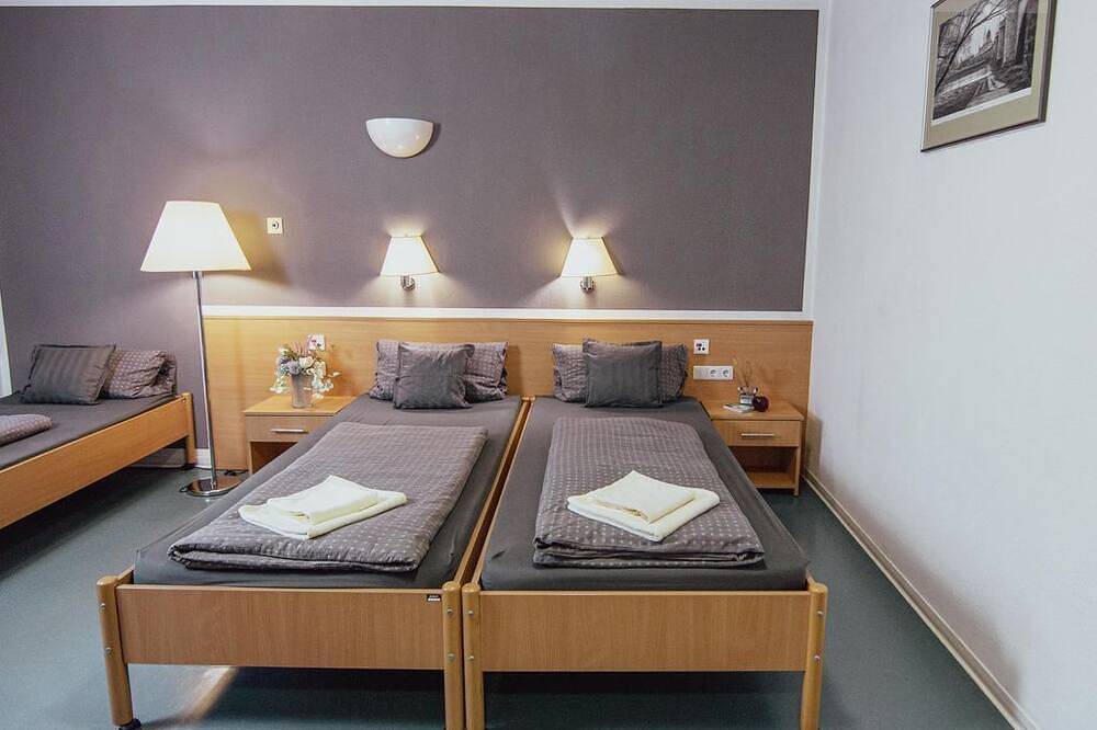 Dreibettzimmer, Dusche, Wc, Balkon - Green Night Hotel in Falkenstein, Chemnitz und Umgebung