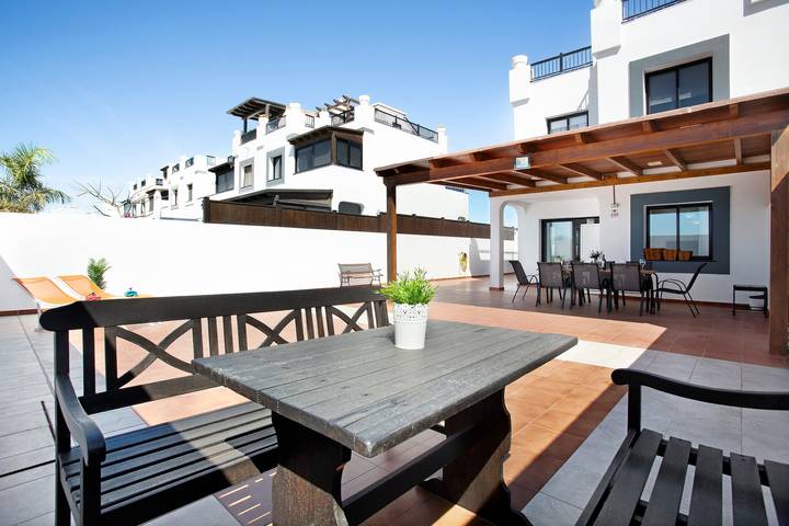 Vacation Home 'Villa Zoe' with Sea View, Shared Pool and Wi-Fi in Geafond, La Oliva