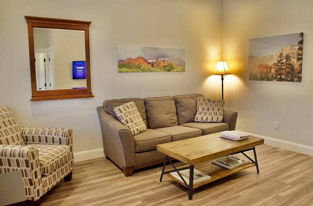 Zwei Kingsize-Betten mit eigenem Bad in jedem Schlafzimmer. Ideal für freunde teilen in La Verkin, Zion Nationalpark