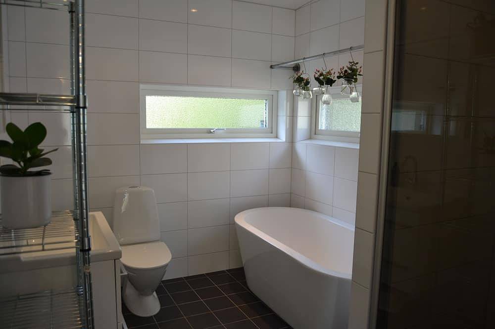 Reduzierter Preis!Modernes Haus. Einzigartige, unberührte Lage in der Nähe von Stockholm, See und Schären in Nacka, Stockholmer Schärengarten