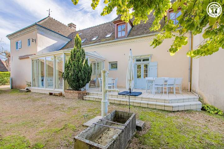 Gîte pour 15 personnes, avec piscine ainsi que jardin et terrasse, animaux acceptés en Bourgogne