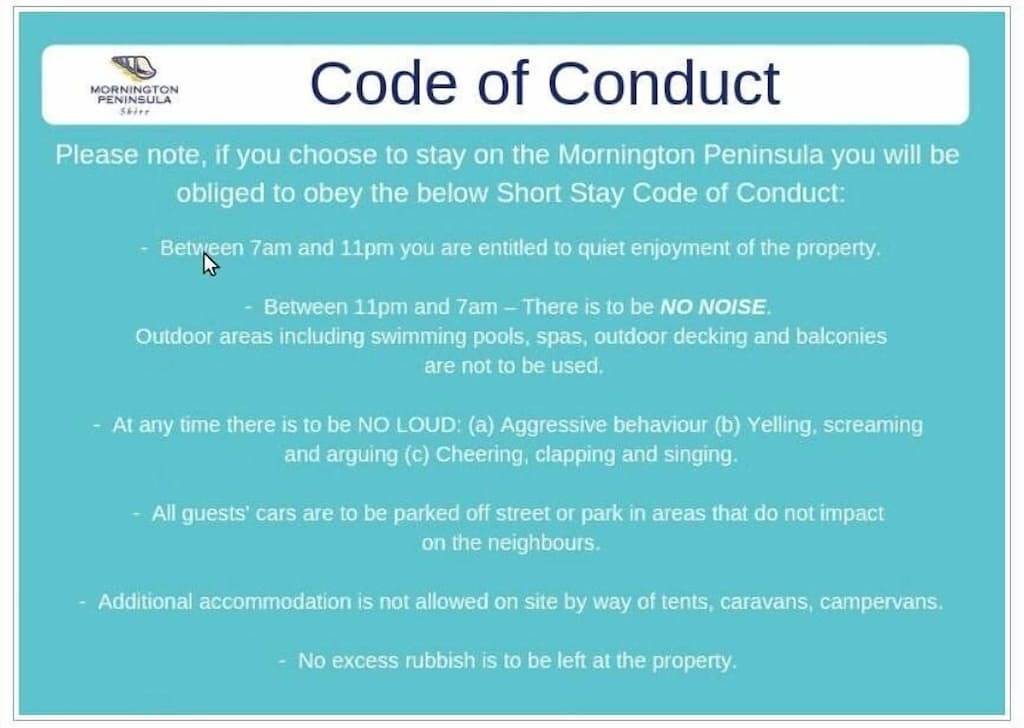 The Love Shack, Blairgowrie - Romantic, private bungalow, walk to Blairgowrie village and beach in Melbourne, Mornington Peninsula