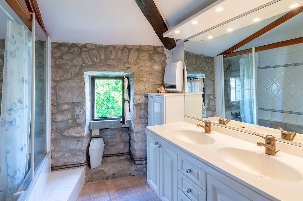Old house full of character, very well restored, in Ruoms, pedestrianized in Ruoms, Ardèche