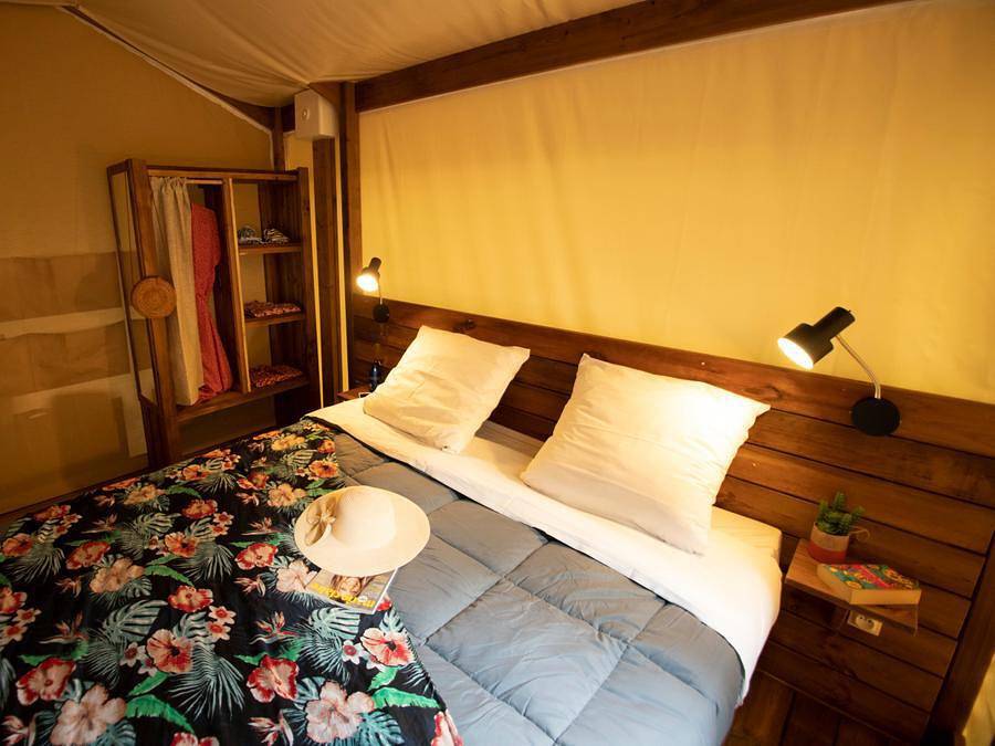 Camping Les Truffières de Dordogne - Lodge 5 personnes - Tente Eco-Lodge 2 chambres in Saint-Geniès, Périgord Noir