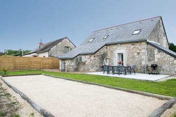 Gîte pour 10 personnes, avec terrasse et jardin à Longué-Jumelles