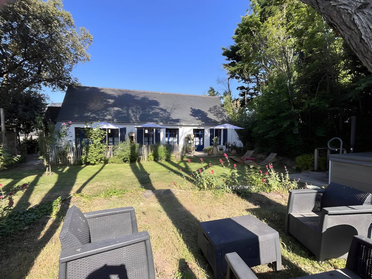 Chambre d’hôtes « Chambre 2 Côté Port » avec terrasse privée, jardin commun et Wi-Fi in Kerjouanno, Arzon