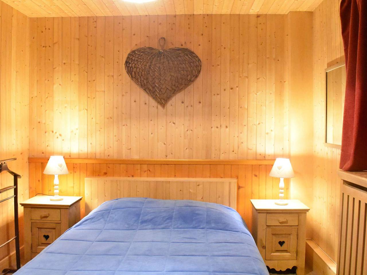 Entire apartment, Cozy 3-Room Apartment for 6 in Meribel – Near Slopes & Shops, Stunning Views, Fireplace & Balconies in Les Allues, Les Trois Vallées