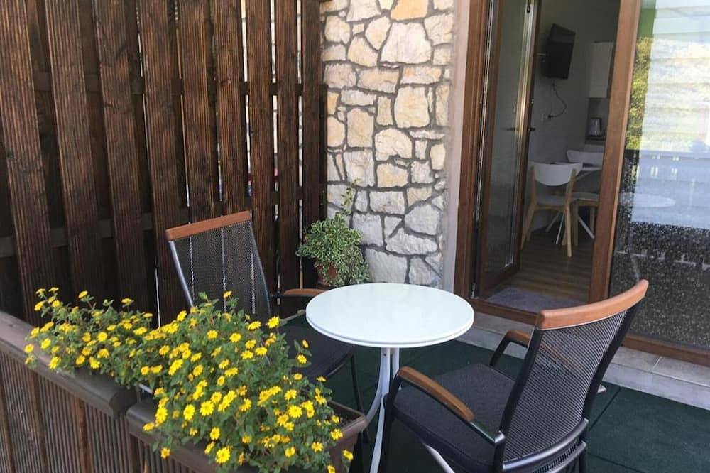 Guesthouse Family Bosnic - Suite Room with Balcony and kitchenette in Smoljanac, Plitvicer Seen