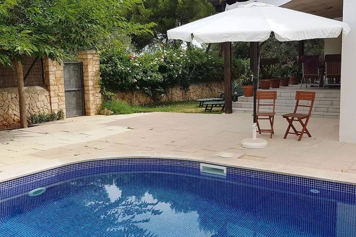Apartamento para 4 personas, con jardín y balcón en Cala Llombards