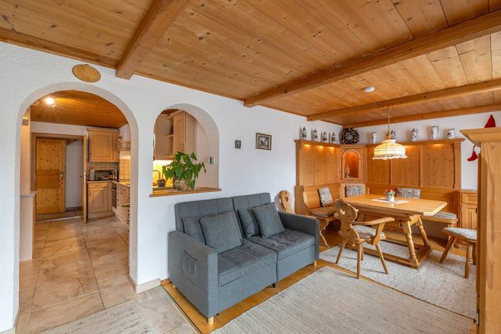 Apartamento entero, Suite Sinja: apartamento vacacional con vistas a la montaña, terraza privada y Wi-Fi in Hausham, Región Alpina de Tegernsee y Schliersee