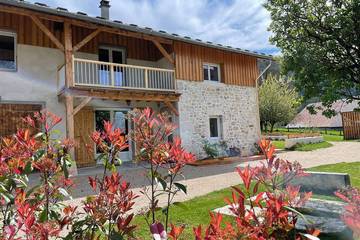 Gîte pour 12 personnes, avec jardin dans Brénaz