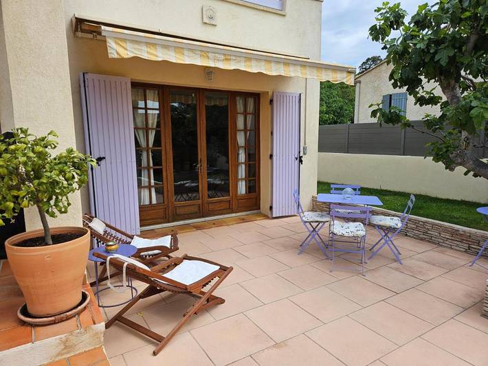 Location de vacances pour 3 personnes, avec vue ainsi que jardin et piscine à Pélissanne - 3