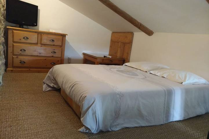 Location de vacances pour 4 personnes, avec terrasse et piscine ainsi que jardin et jacuzzi à Savasse - 3