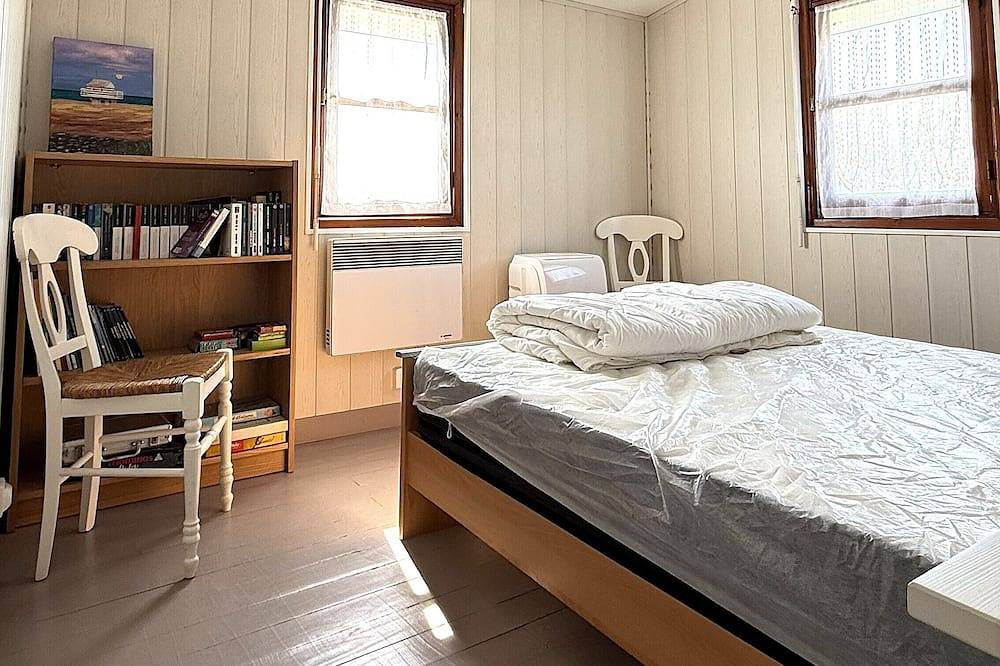 Authentic Gruissan chalet, 6 people, electric car socket in Plage des Chalets, Gruissan