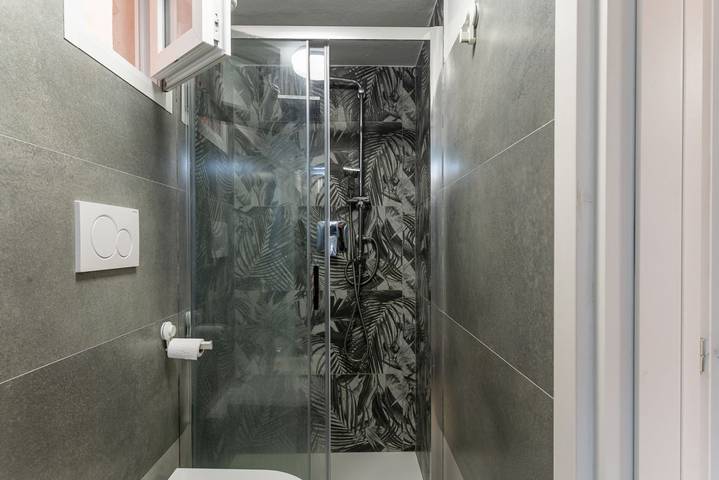 Appartamento intero, Guesthost - Livorno Central and Modern Studio x3! in Livorno, Costa degli Etruschi