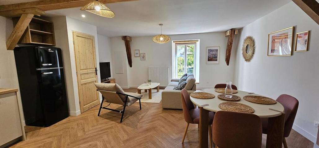 Gîte pour 4 personnes, avec jardin ainsi que piscine et vue à Antignac
