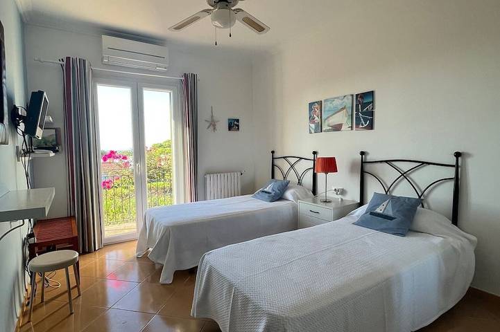 Villa de luxe intime à 5 minutes à pied de la plage au calme in Punta Prima, Sant Lluís