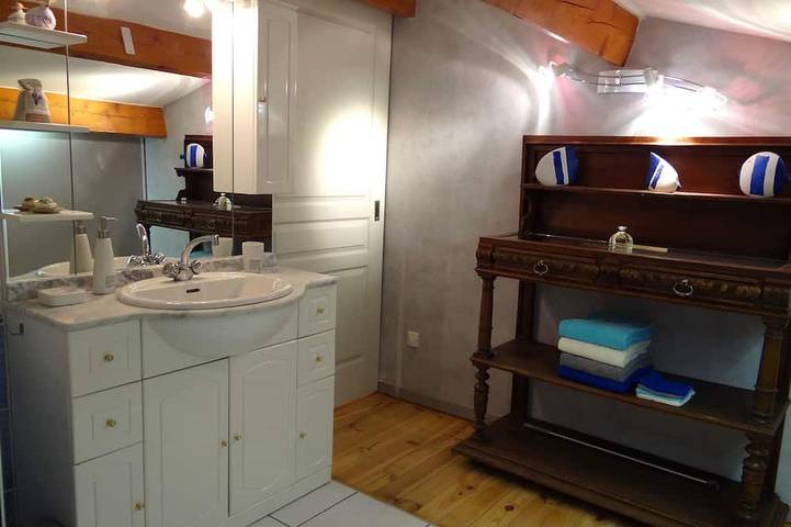 Gîte pour 4 personnes, avec piscine ainsi que terrasse et jardin à Vedène - 3