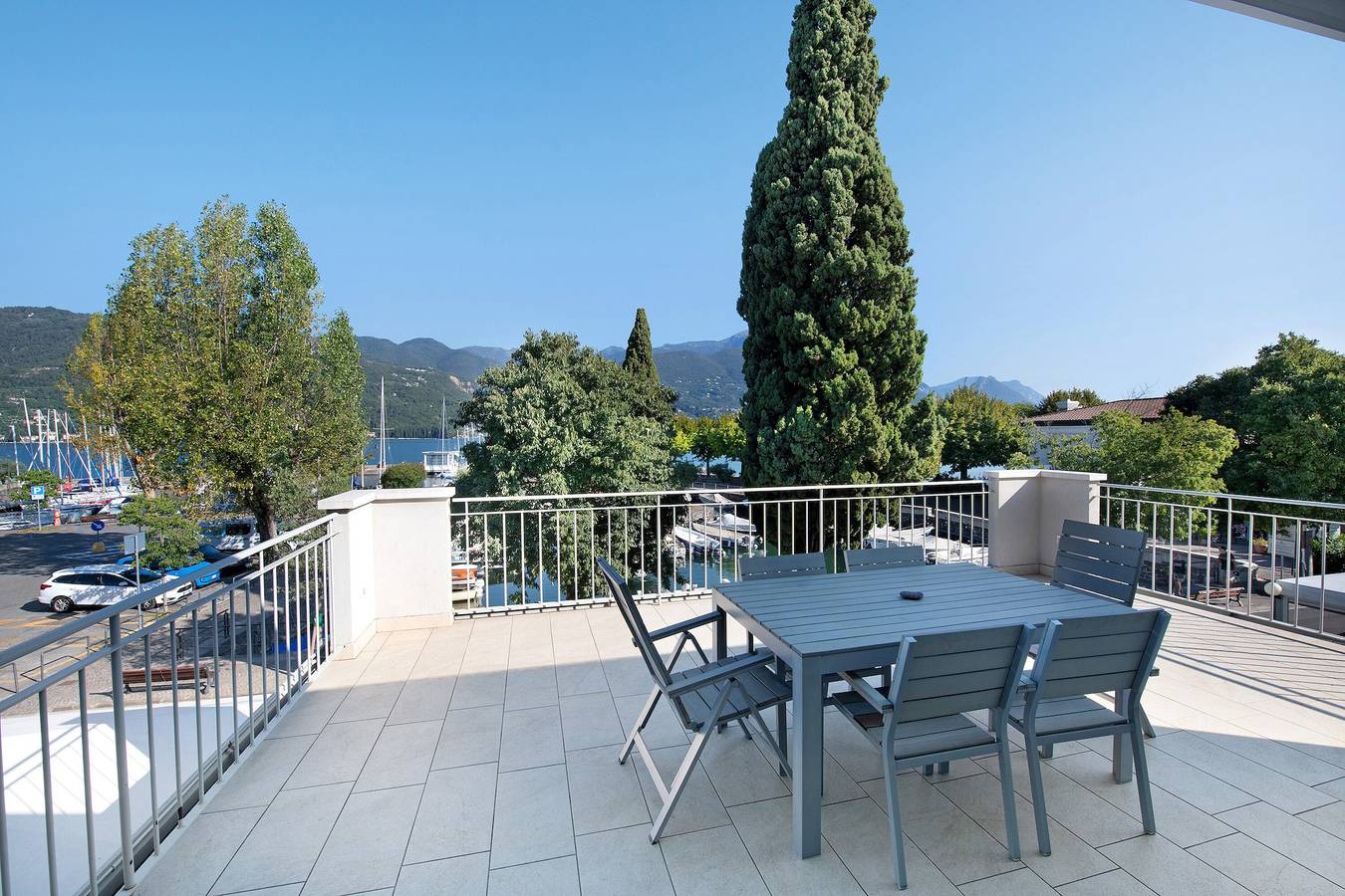 Appartement entier, Appartement 'Gran Fausto Trilo' avec vue sur le lac, Wi-Fi et climatisation in San Felice del Benaco, Montagnes autour du lac de Garde