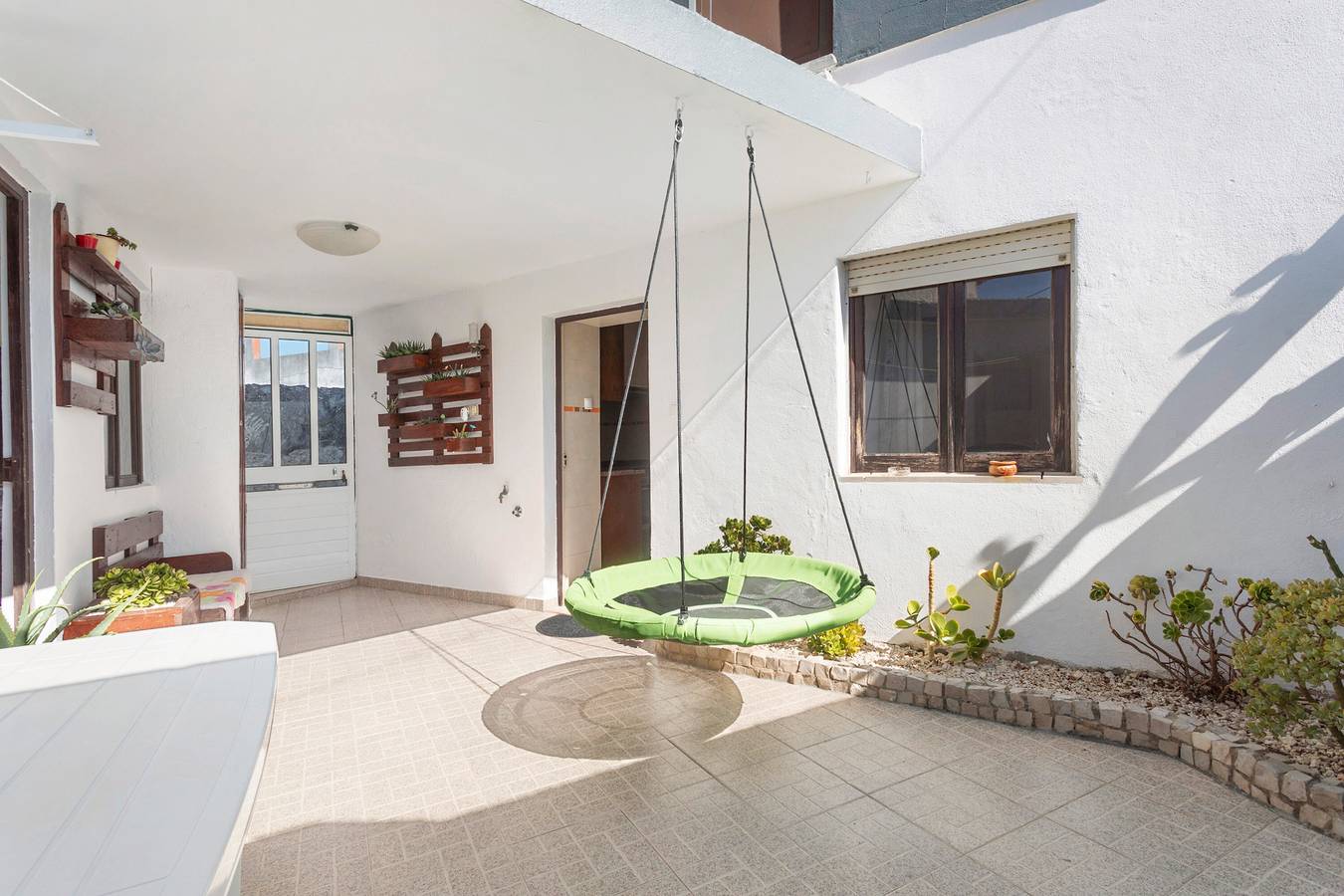 Holiday Home 'D´Aldeia' with Shared Terrace, Private Garden and Wi-Fi in Cela, Leiria District