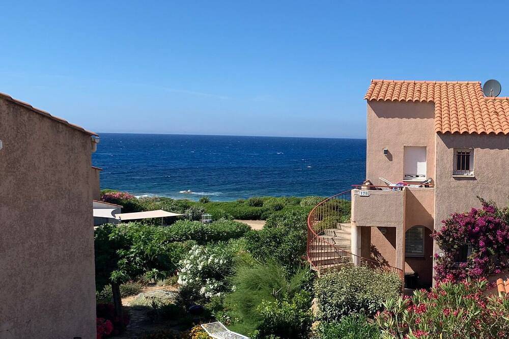 Apartamento entero, 3 habitaciones en casa en el agua, con vistas al mar y las rocas in Sant Ambroggio, Lumio