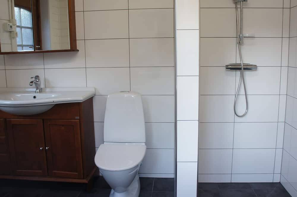 Ein Dorf aus dem 19. Jahrhundert, in dem Sie inmitten des Waldes zwischen Hirschen und Elchen leben. in Perstorp, Skane