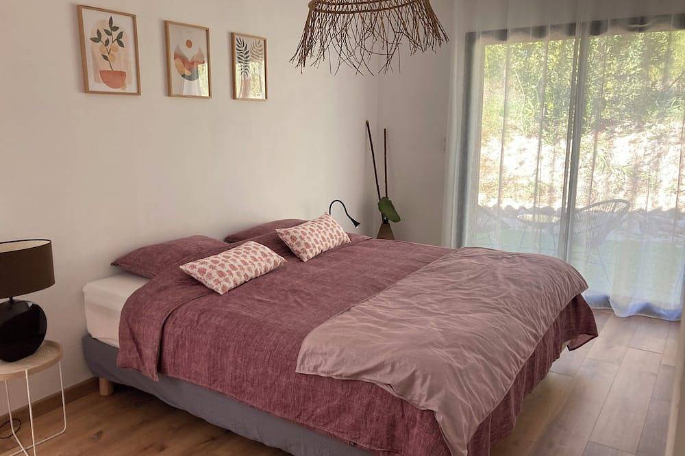 Chambre avec salle de bain, toilettes et terrasse à 200m du Golf de Saumane in Saumane-de-Vaucluse, Vaucluse