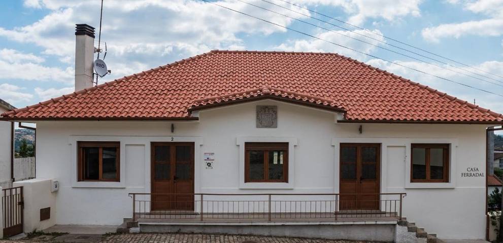 Aluguel de quarto para 3 pessoas, com Varanda e Terraço e ainda Jardim and Vista em Montesinho