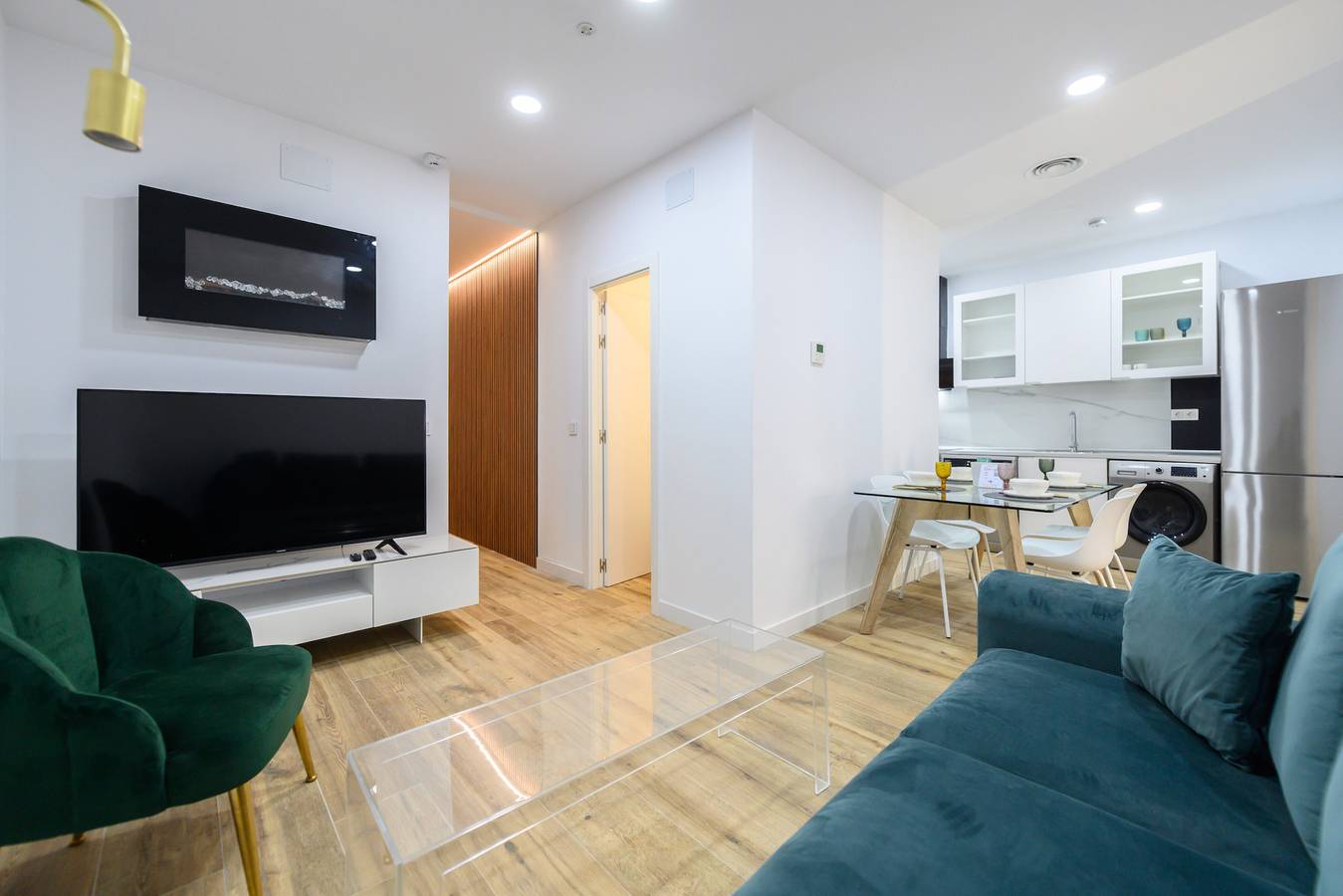 Appartement entier, M Amplio piso exterior de 2 dormitorios e in Centro (Madrid), Madrid