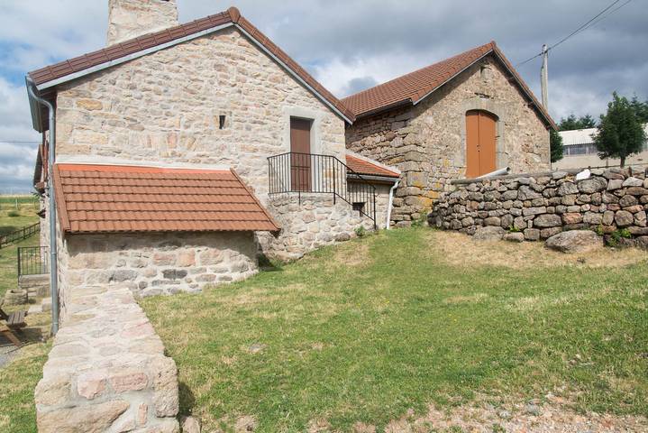 Gîte pour 5 personnes, avec jardin à Pied-de-Borne - 2