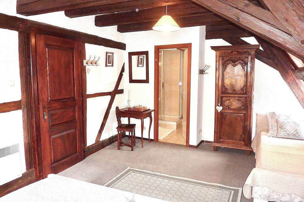 Adrihof, 4 Chambre d'hôtes à la cour de l'abbaye d'Autrey Riquewihr in Riquewihr, Parc naturel régional des Ballons des Vosges