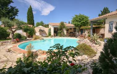 Gîte pour 6 personnes, avec terrasse ainsi que jardin et piscine, adapté aux familles à Tourbes