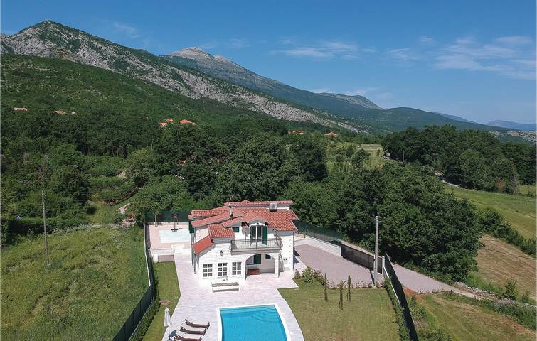 Reizende 220 m² große Ferienwohnung mit Pool, Terrasse und WLAN in der Nähe des Flusses Cetina in Dalmatinisches Zagora