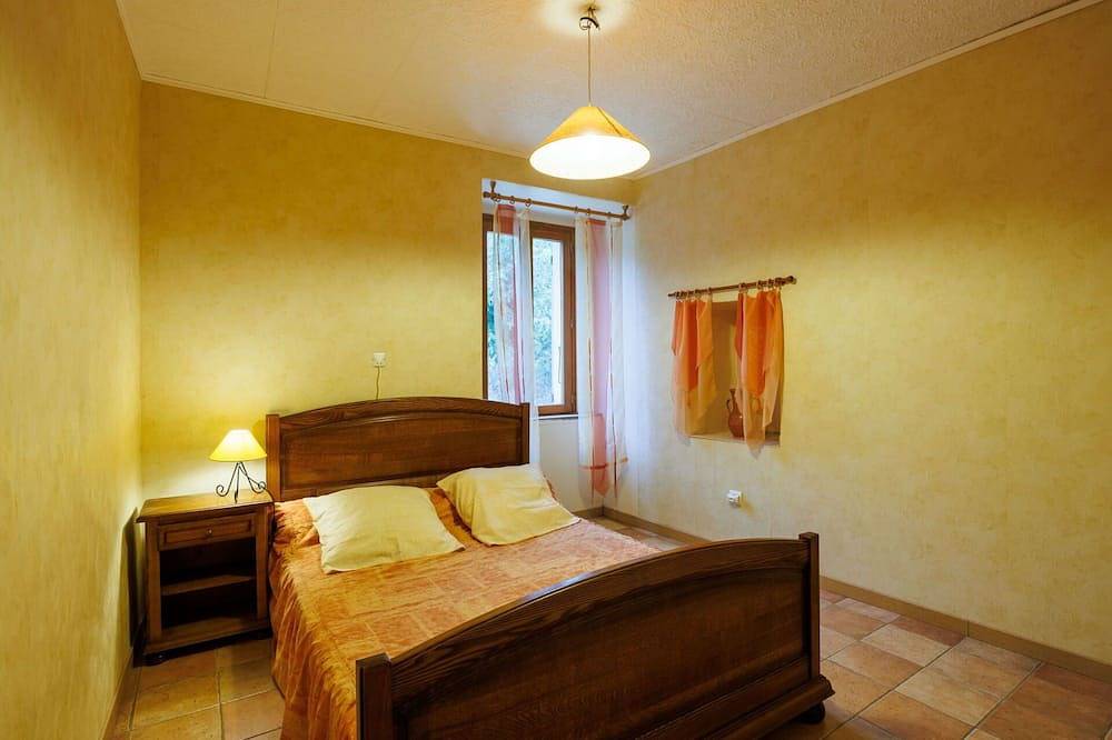 Beautiful private villa for 4 guests with Tv, terrace, pets allowed and panoramic view in Barjac, Alès region