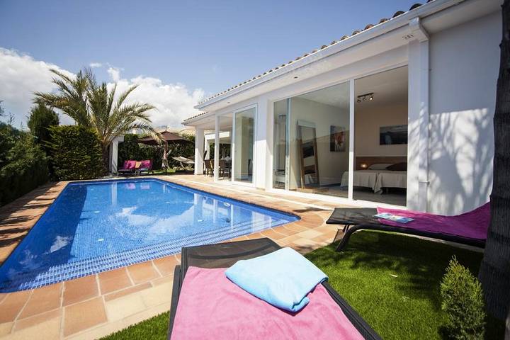 Chalet para 8 personas, con terraza además de jardín y piscina en Marina Baja - 3