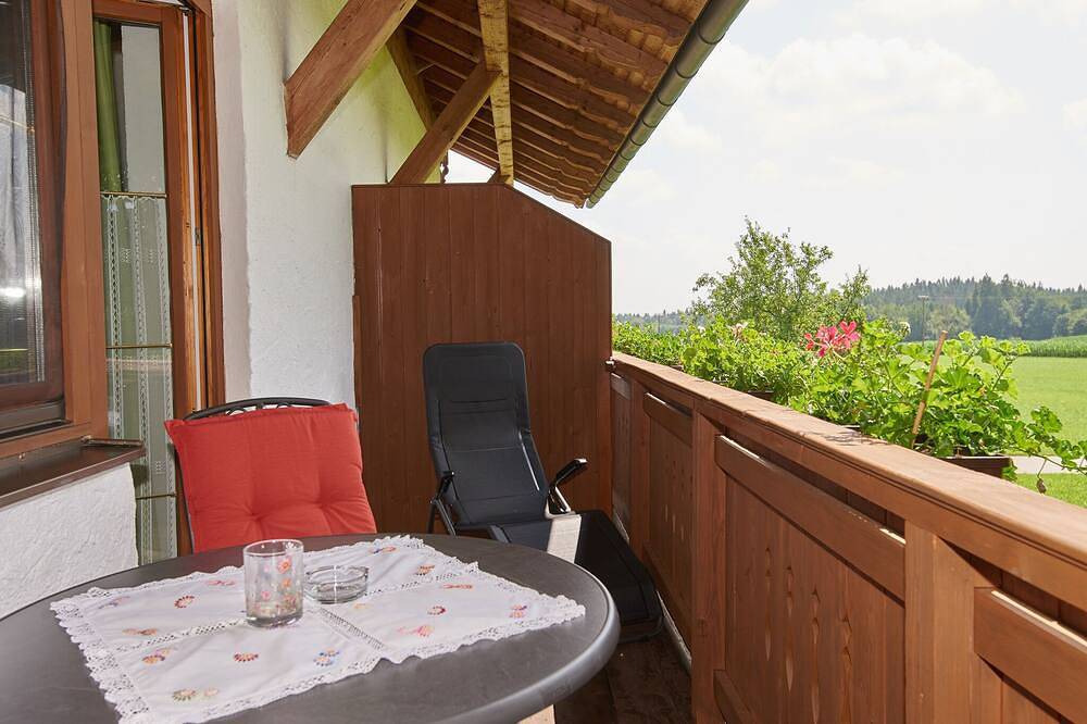 Ganze Wohnung, Appartement Nussbaum, 32 qm, 1. Obergschoss, kombinierter Wohn-Schlafraum in Höslwang, Chiemsee