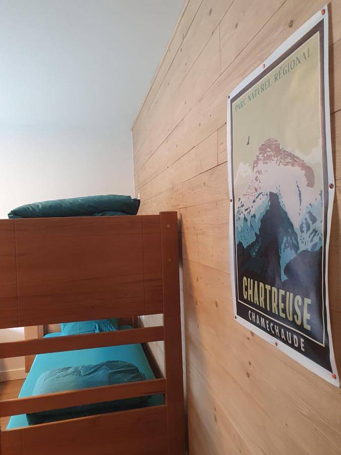 Family Room with Private Bathroom in Sarcenas, Isère