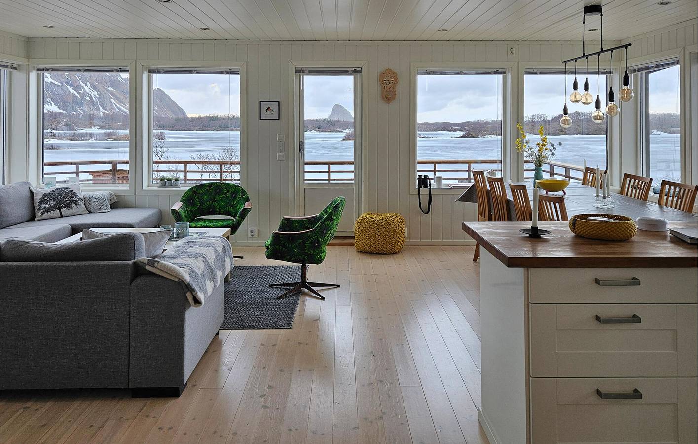 Ferienhaus für 10 Personen mit Seeblick in Andøy