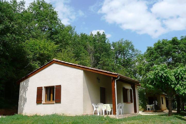 Location de vacances pour 7 personnes, avec jardin ainsi que terrasse et piscine, animaux acceptés à Gavaudun