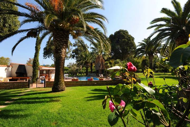 Gîte pour 2 personnes, avec Jacuzzi et Terrasse ainsi que Jardin et Piscine