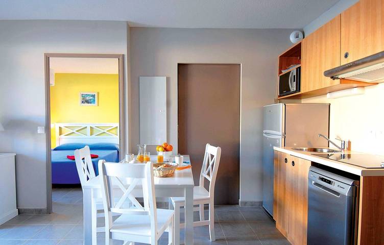 Gîte pour 2 personnes, avec terrasse et piscine, adapté aux familles à La Londe-les-Maures - 4