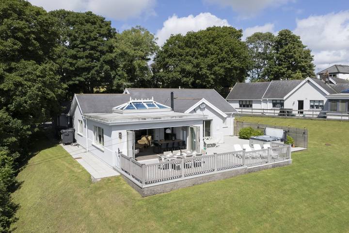 Log cabin for 8 people, with Ocean view and Hot tub as well as Terrace and Garden in Saundersfoot