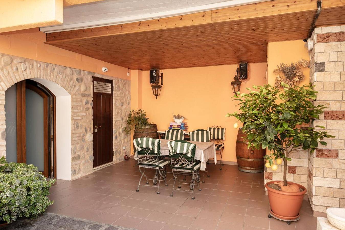 Appartement entier, Appartement 'Agnese' avec terrasse privée, Wi-Fi et climatisation in San Felice del Benaco, Montagnes autour du lac de Garde